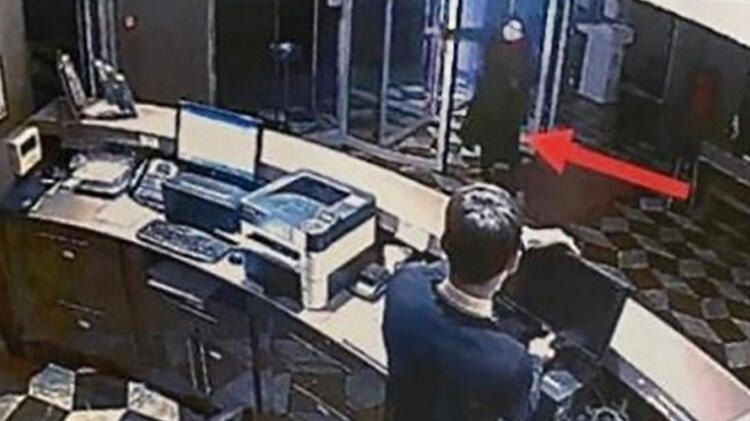 Aldatıldığını düşündü... Otel lobisinde çırılçıplak soyundu! 3