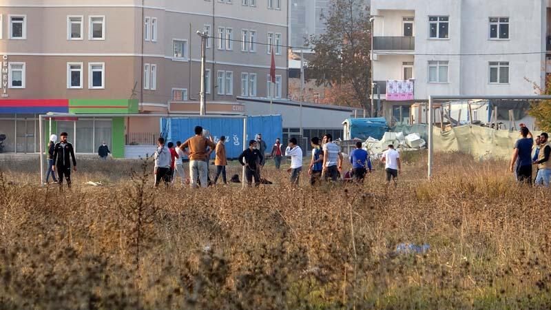 Kısıtlamada futbol maçı yapanlar polisi görünce böyle kaçtı! 4
