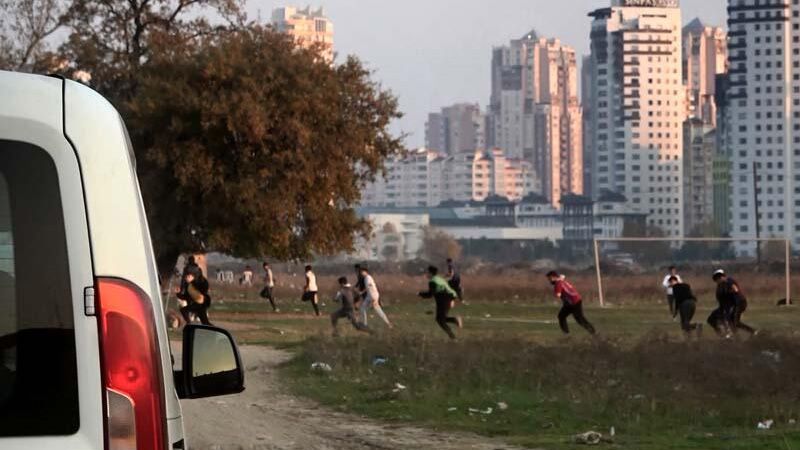 Kısıtlamada futbol maçı yapanlar polisi görünce böyle kaçtı! 5