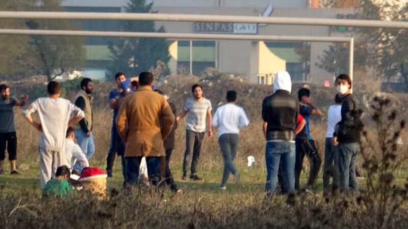 Kısıtlamada futbol maçı yapanlar polisi görünce böyle kaçtı! 7