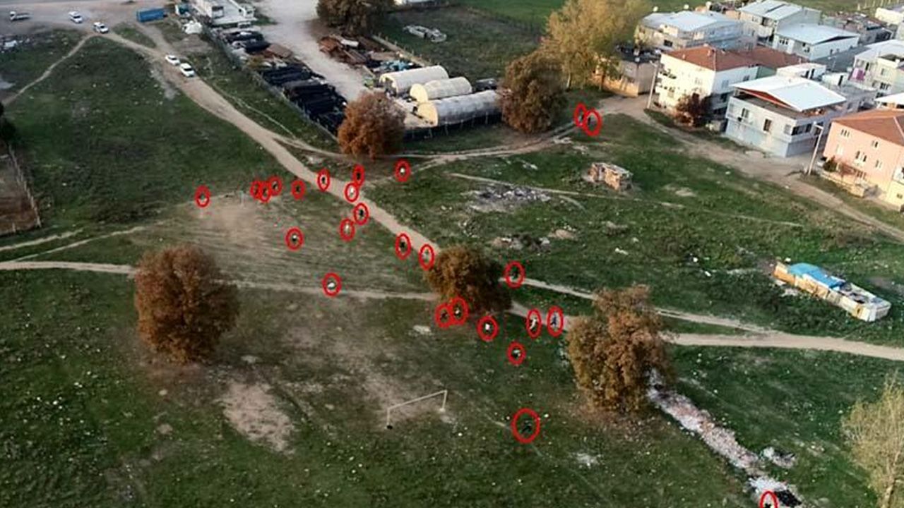 Kısıtlamada futbol maçı yapanlar polisi görünce böyle kaçtı! 1