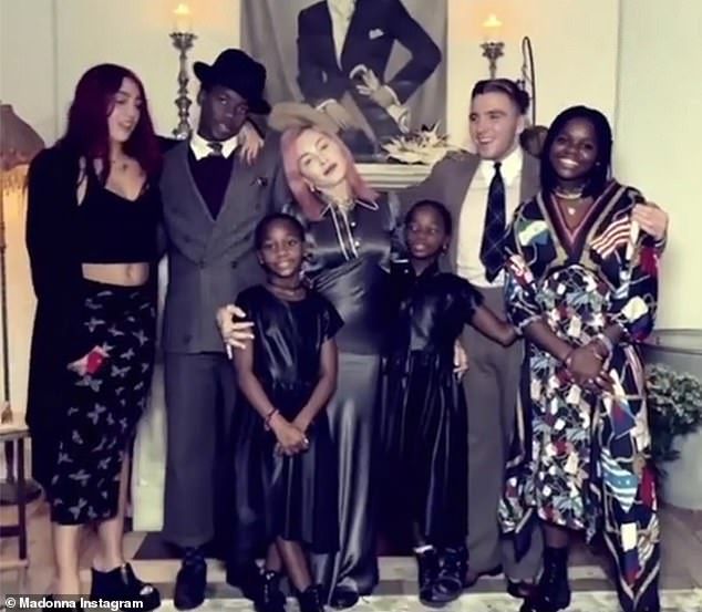 62 yaşındaki 'Pop Kraliçesi' Madonna ilk kez dövme yaptırdı! 8