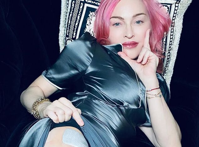 62 yaşındaki 'Pop Kraliçesi' Madonna ilk kez dövme yaptırdı! 9