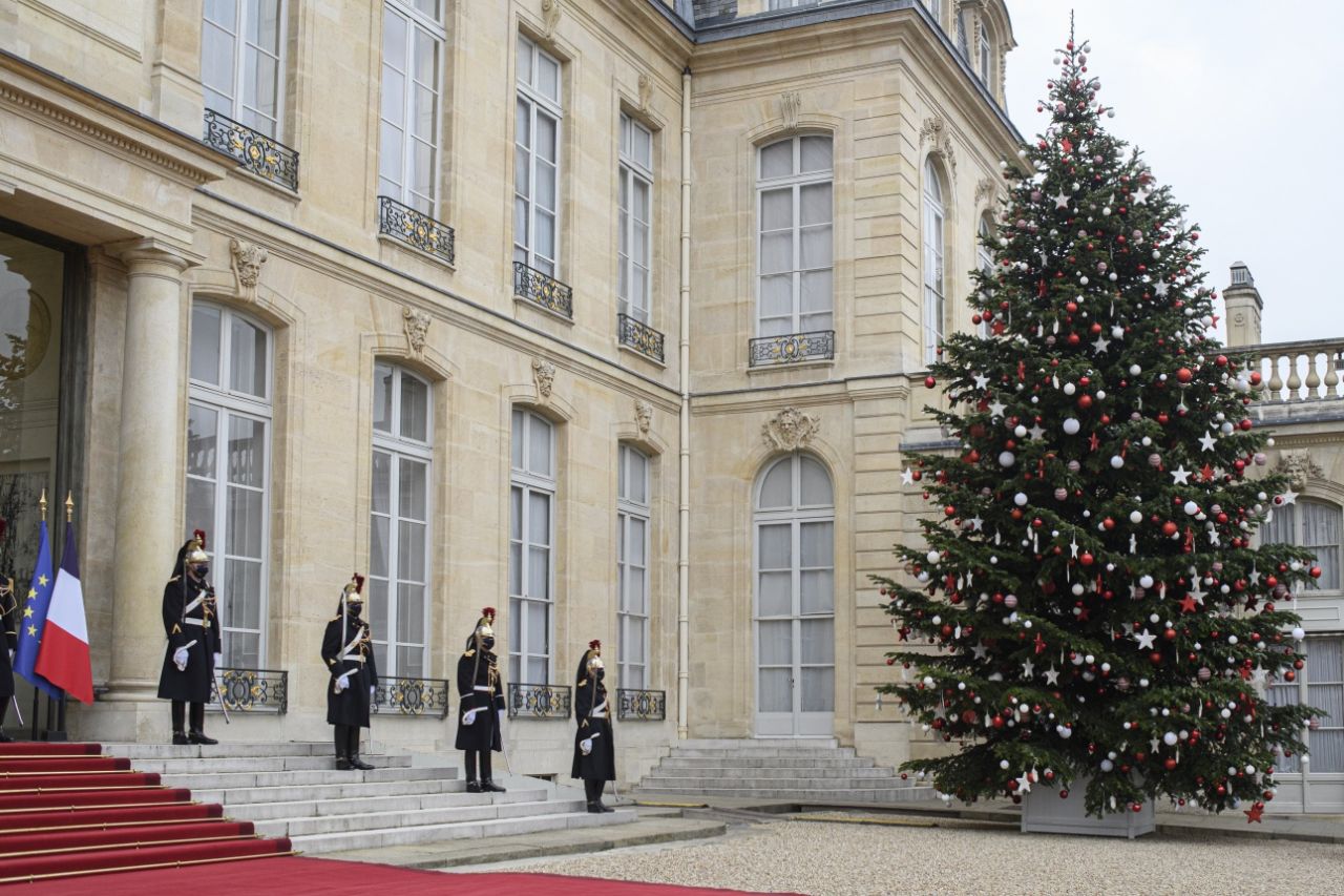 Aklını kaçıran Macron, Sisi'ye onur nişanı verdi 1