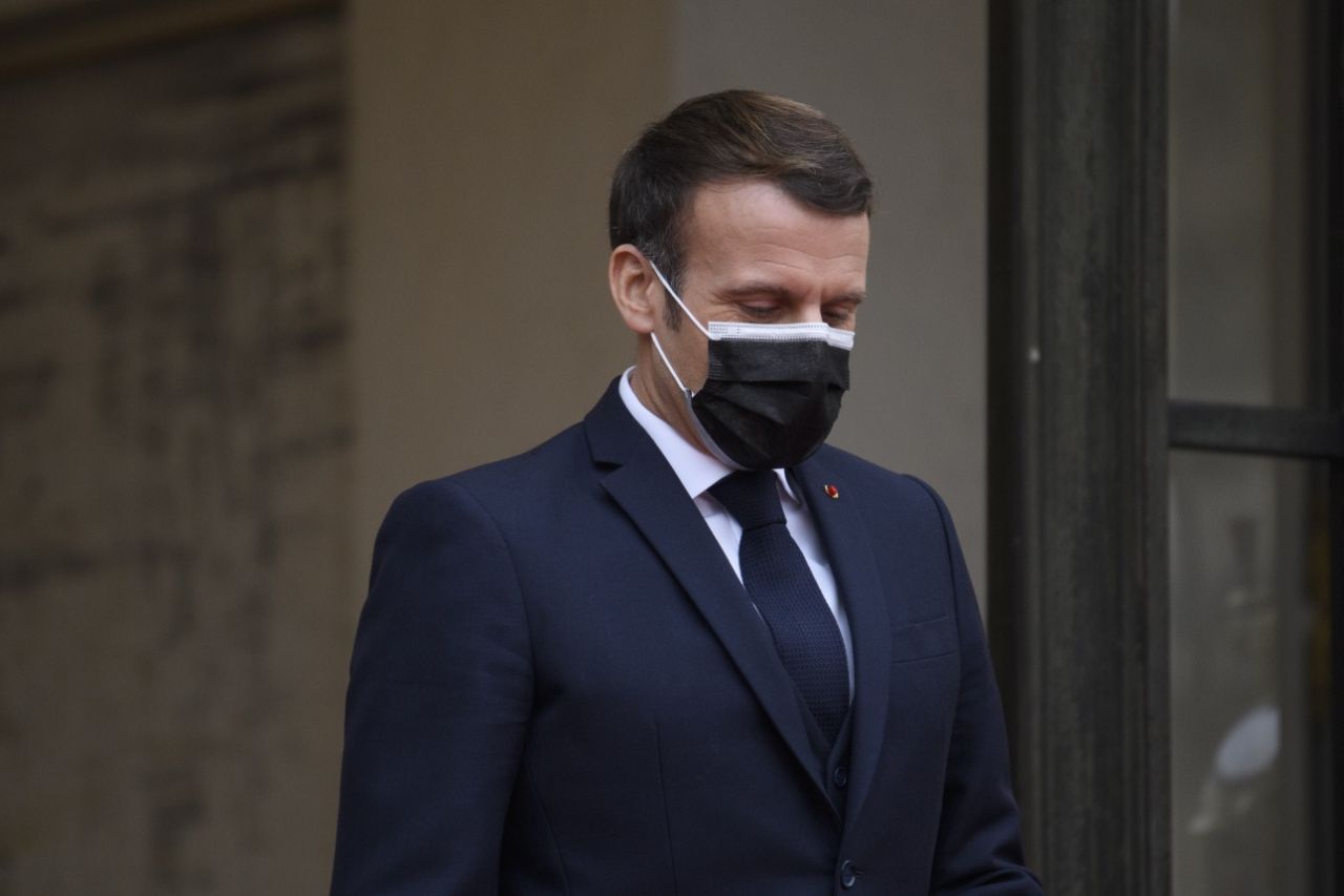 Aklını kaçıran Macron, Sisi'ye onur nişanı verdi 2
