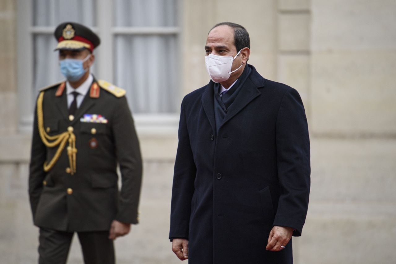 Aklını kaçıran Macron, Sisi'ye onur nişanı verdi 3