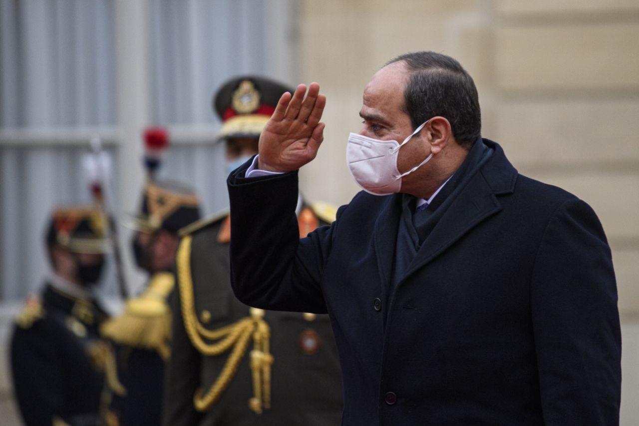 Aklını kaçıran Macron, Sisi'ye onur nişanı verdi 4