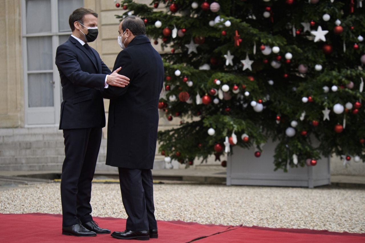 Aklını kaçıran Macron, Sisi'ye onur nişanı verdi 5
