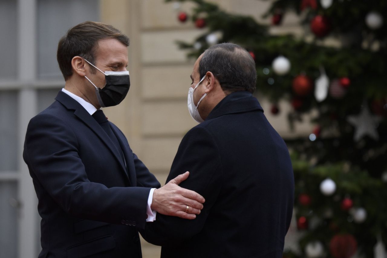 Aklını kaçıran Macron, Sisi'ye onur nişanı verdi 6