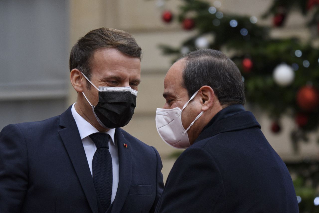 Aklını kaçıran Macron, Sisi'ye onur nişanı verdi 7