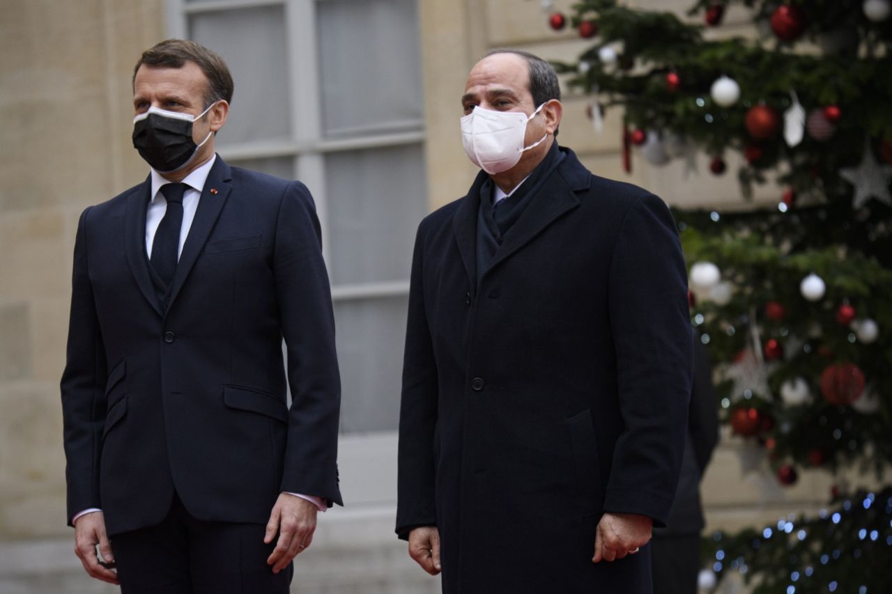 Aklını kaçıran Macron, Sisi'ye onur nişanı verdi 8