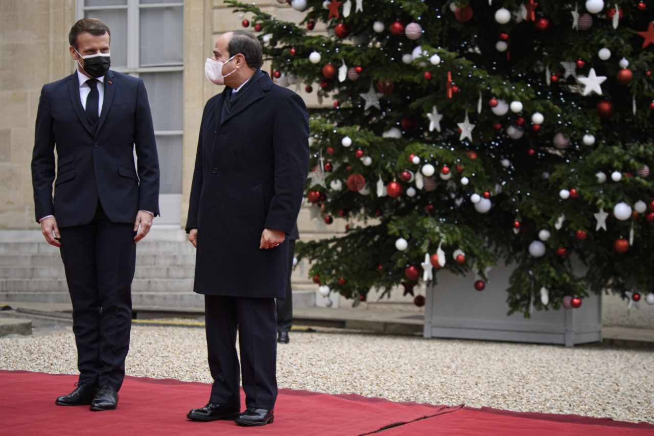 Aklını kaçıran Macron, Sisi'ye onur nişanı verdi 9