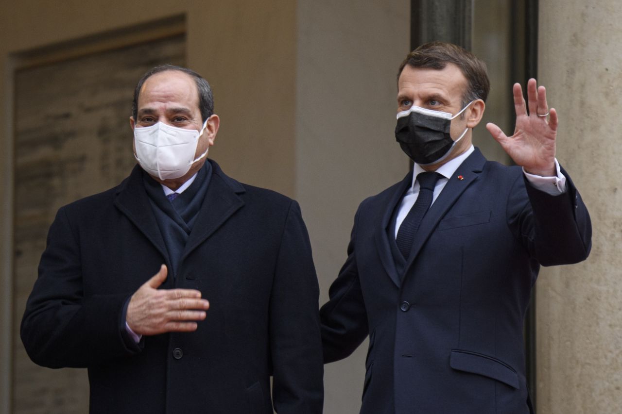 Aklını kaçıran Macron, Sisi'ye onur nişanı verdi 11