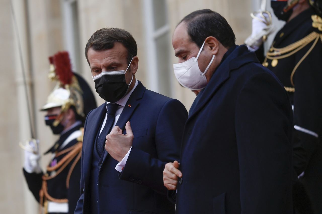 Aklını kaçıran Macron, Sisi'ye onur nişanı verdi 13