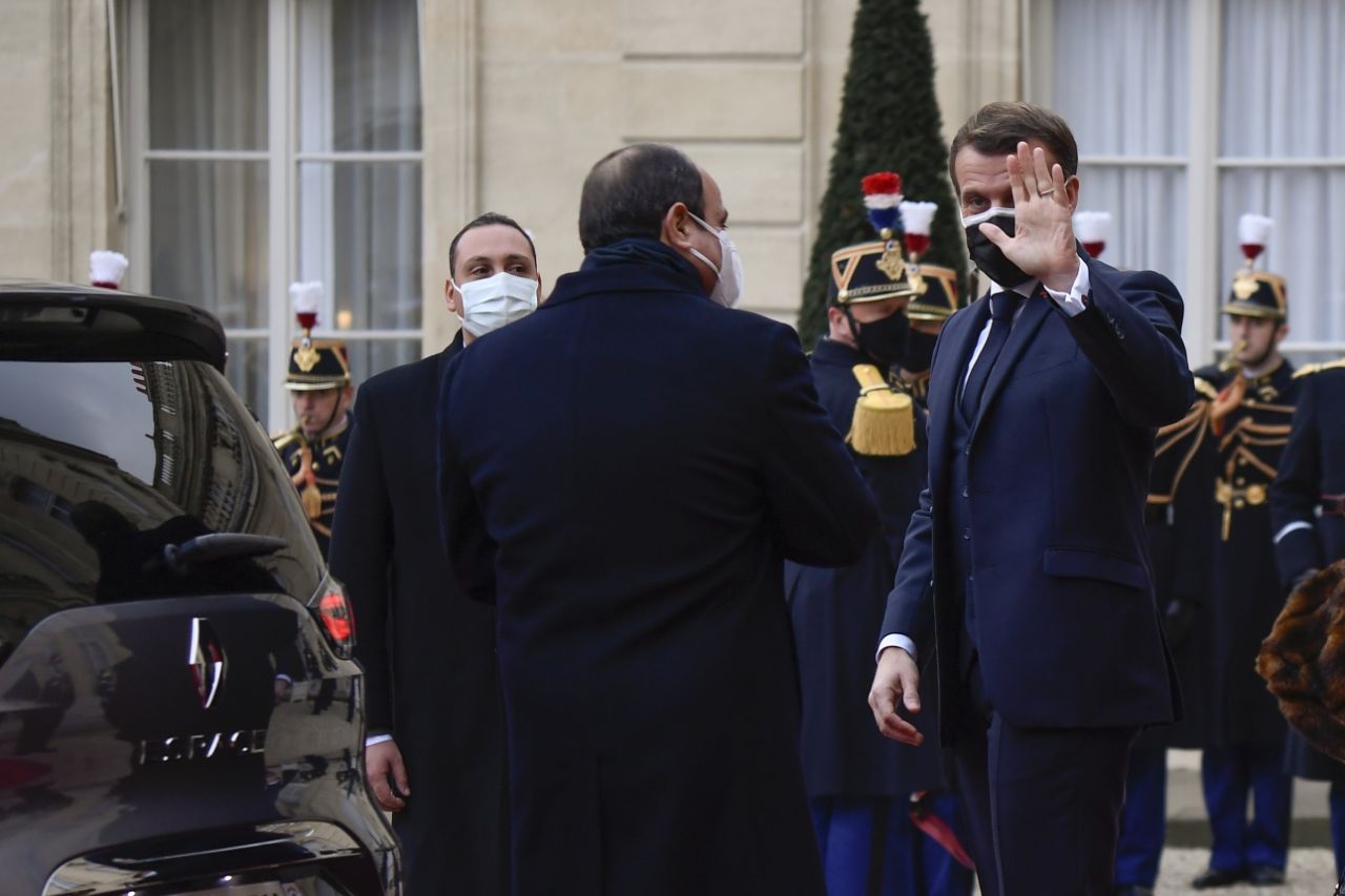 Aklını kaçıran Macron, Sisi'ye onur nişanı verdi 15