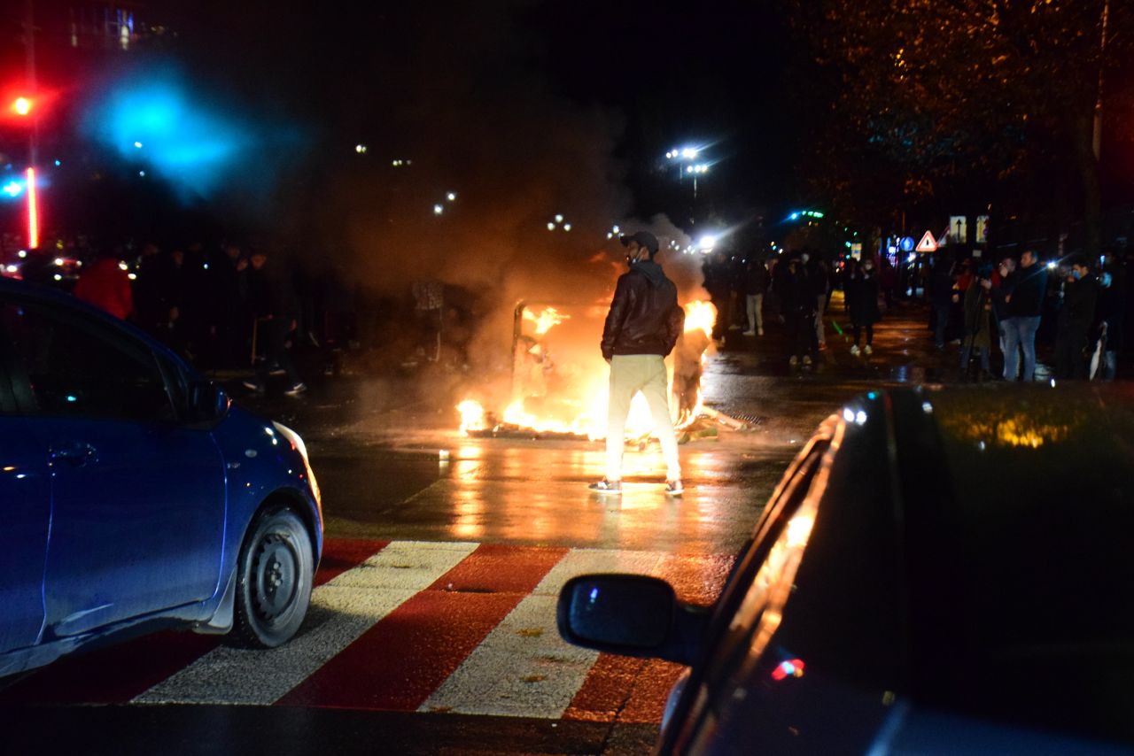 Arnavutluk'ta göstericiler polisle çatıştı 5