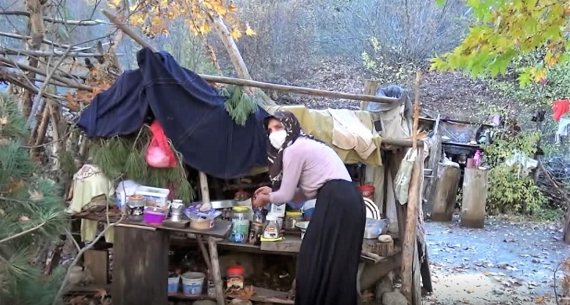 Biri ağaç kovuğunda, diğeri toprak evde yaşıyor! 4
