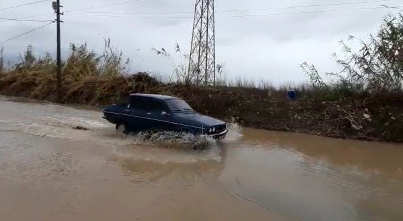 Sağanak yağış yolları göle döndürdü 4