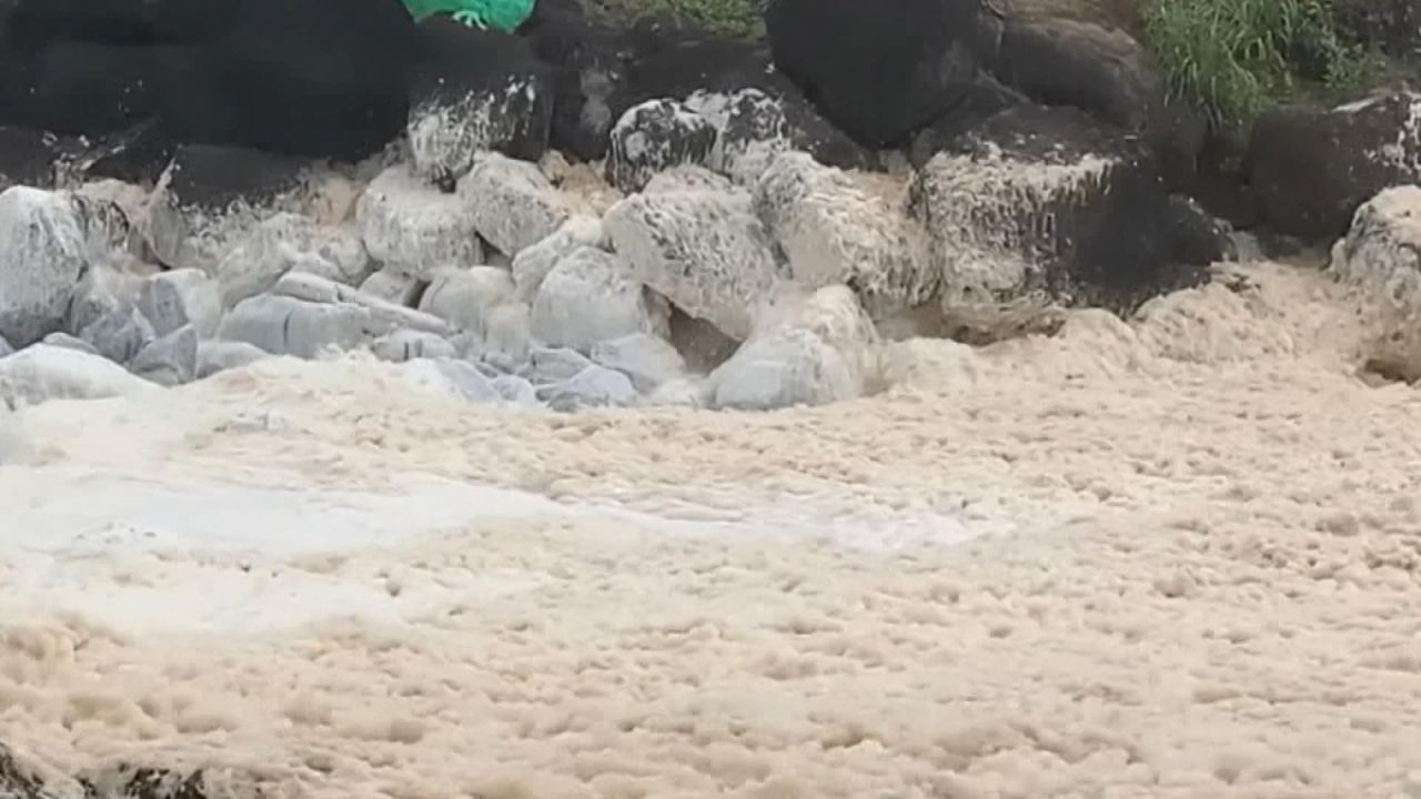 Fırtına sonrası oluştu, sahili yuttu! 1