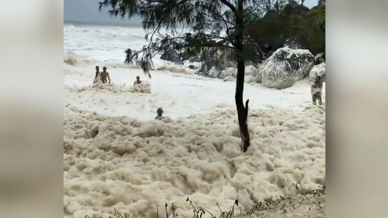 Fırtına sonrası oluştu, sahili yuttu! 5