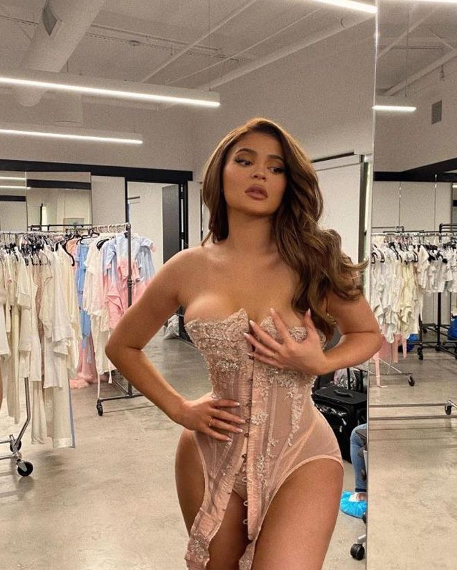 Kylie Jenner, Forbes'ın en çok kazanan ünlüler listesinin yine bir numara... 6