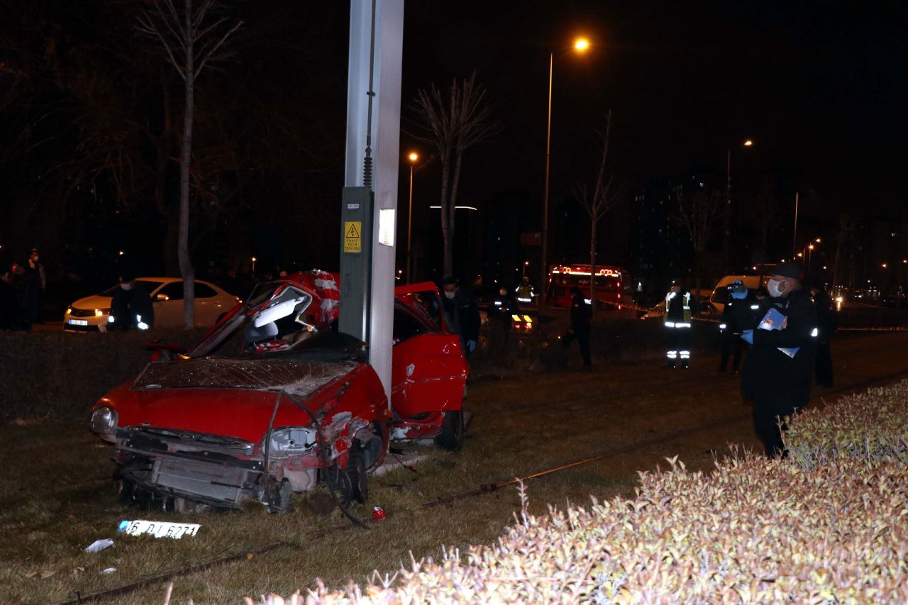 Tramvay direğine saplandı 3
