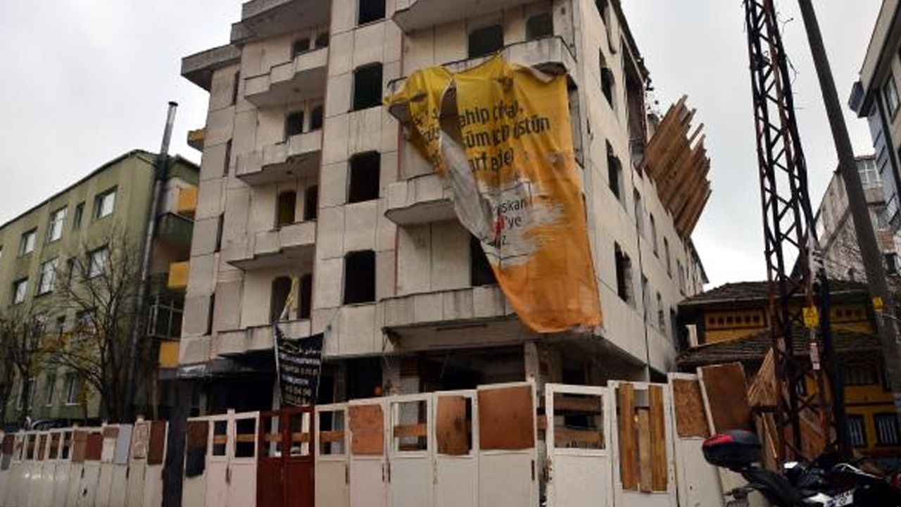 Avcılar’da kentsel dönüşüm klasiği! Yıkımına başlanan binalara kapılı bariyer... 1