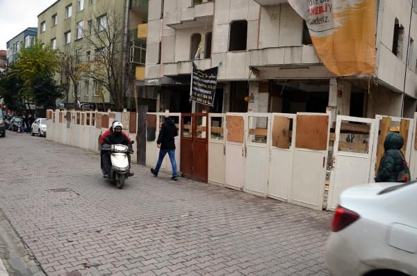 Avcılar’da kentsel dönüşüm klasiği! Yıkımına başlanan binalara kapılı bariyer... 2