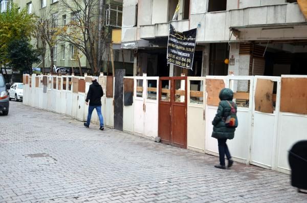 Avcılar’da kentsel dönüşüm klasiği! Yıkımına başlanan binalara kapılı bariyer... 3