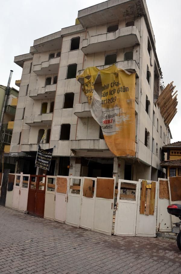 Avcılar’da kentsel dönüşüm klasiği! Yıkımına başlanan binalara kapılı bariyer... 4