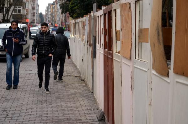 Avcılar’da kentsel dönüşüm klasiği! Yıkımına başlanan binalara kapılı bariyer... 5