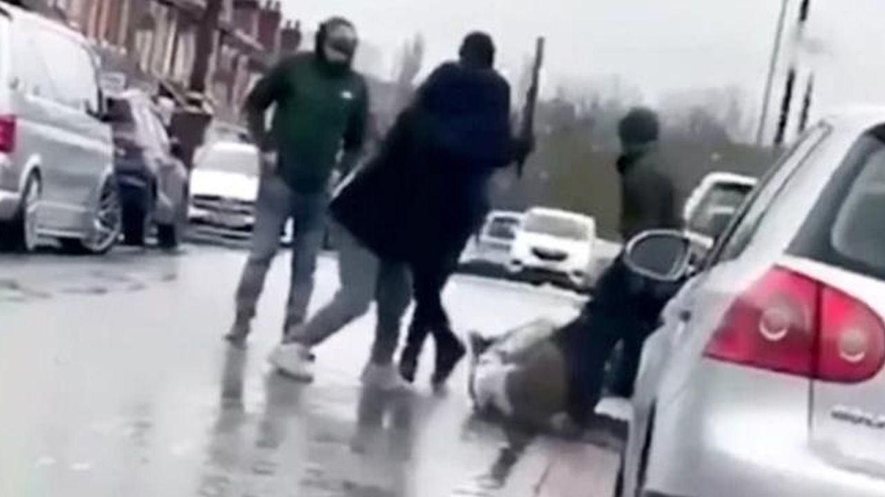 Markette genç kıza cinsel organını gösteren adamı linç ettiler! 1