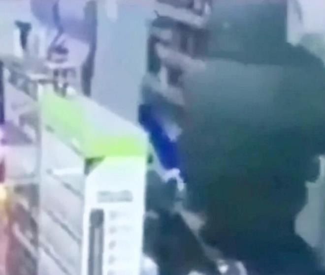 Markette genç kıza cinsel organını gösteren adamı linç ettiler! 3