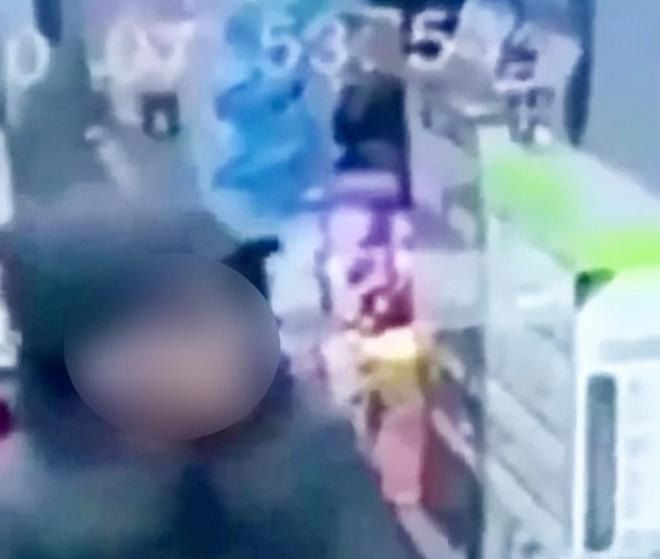 Markette genç kıza cinsel organını gösteren adamı linç ettiler! 7