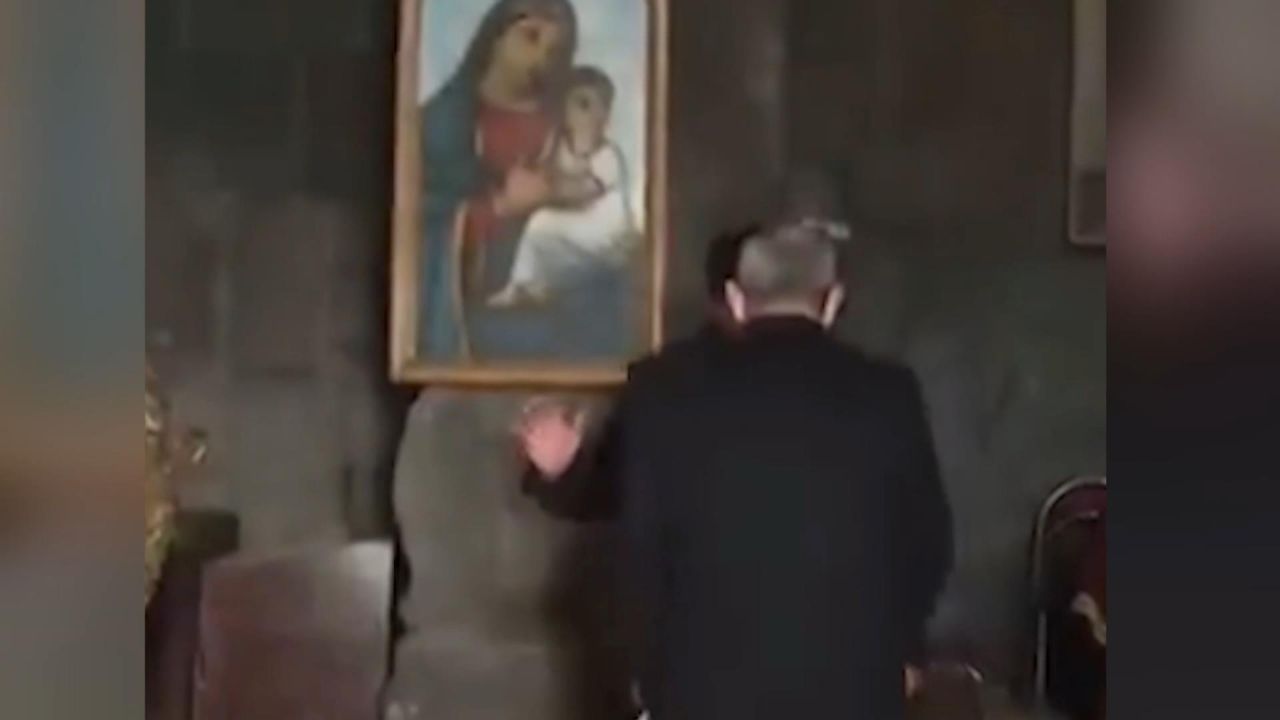 Paşinyan kiliseden bile kovuldu 2