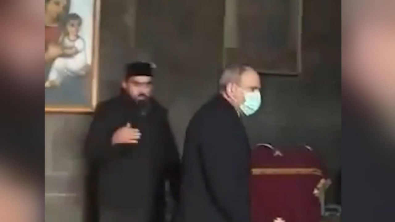 Paşinyan kiliseden bile kovuldu 3
