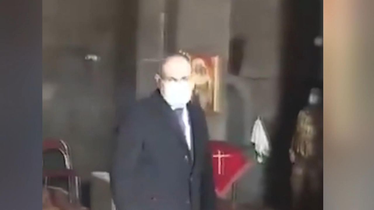 Paşinyan kiliseden bile kovuldu 4