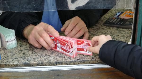 Milli Piyango bayileri önünde 100 milyonluk ikramiye kuyruğu 4