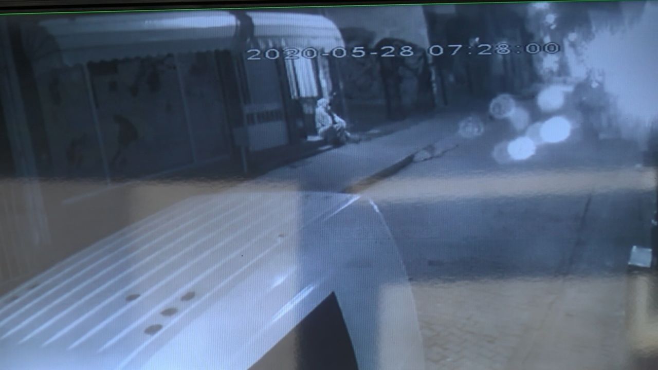 Esnafın kapısına dayanıp yardım istedi 1