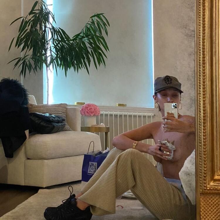 Bella Hadid'in kar pantolonunun fiyatı dudak uçuklattı! 9