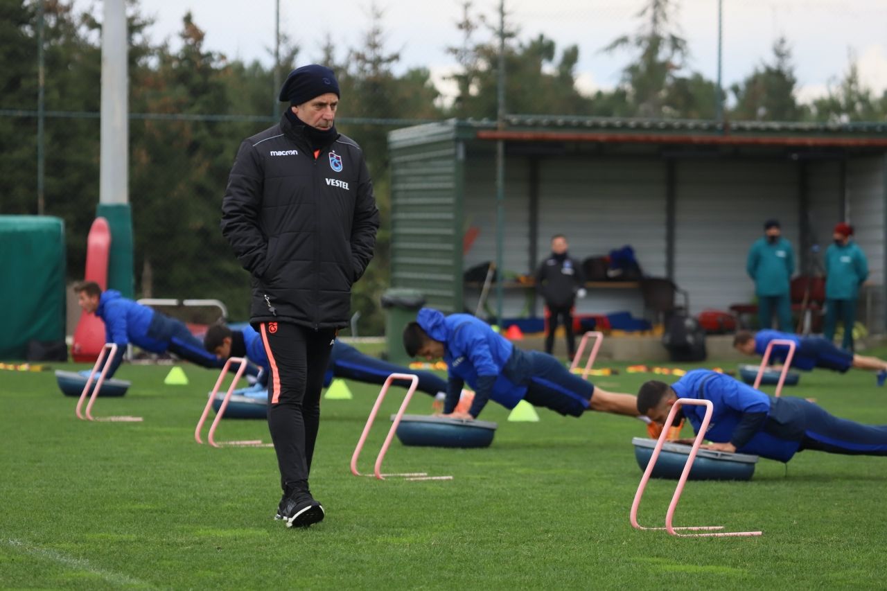 Abdullah Avcı ve futbolcular, Özkan Sümer'in mezarını ziyaret etti 2