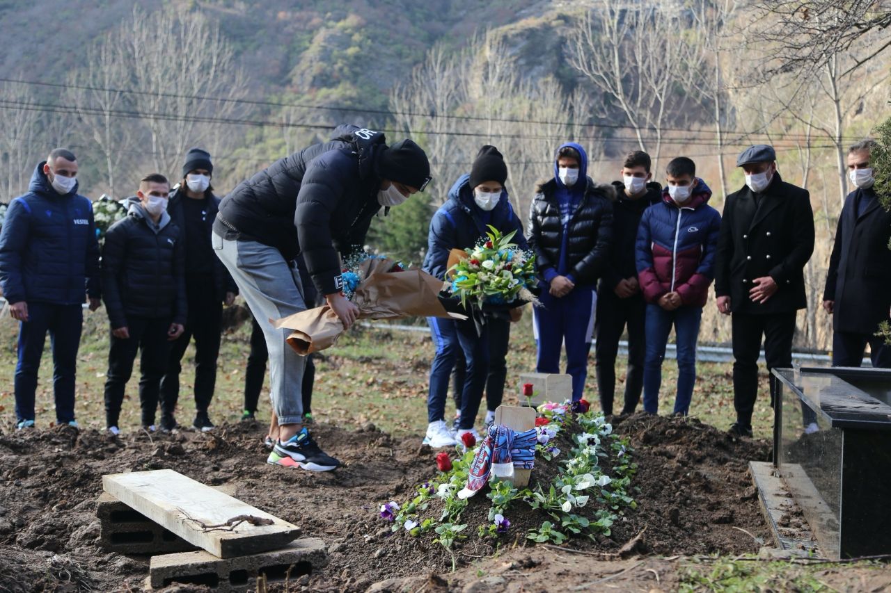 Abdullah Avcı ve futbolcular, Özkan Sümer'in mezarını ziyaret etti 3