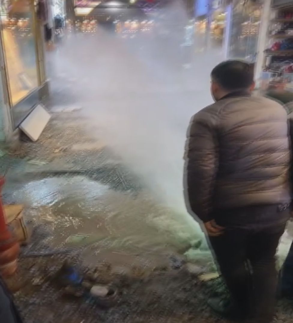 Tamir edilen İSKİ borusu patladı, Kapalıçarşı'yı su bastı 1