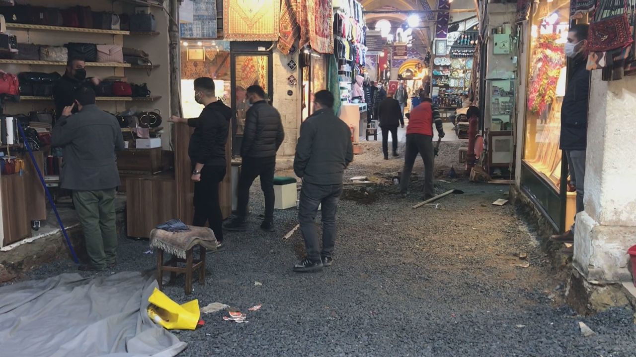 Tamir edilen İSKİ borusu patladı, Kapalıçarşı'yı su bastı 4