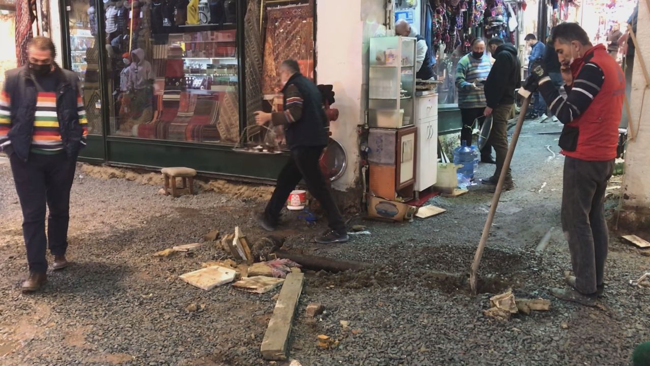Tamir edilen İSKİ borusu patladı, Kapalıçarşı'yı su bastı 5