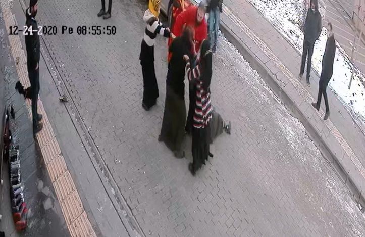 Sokak ortasında saç koparan kavga! 2