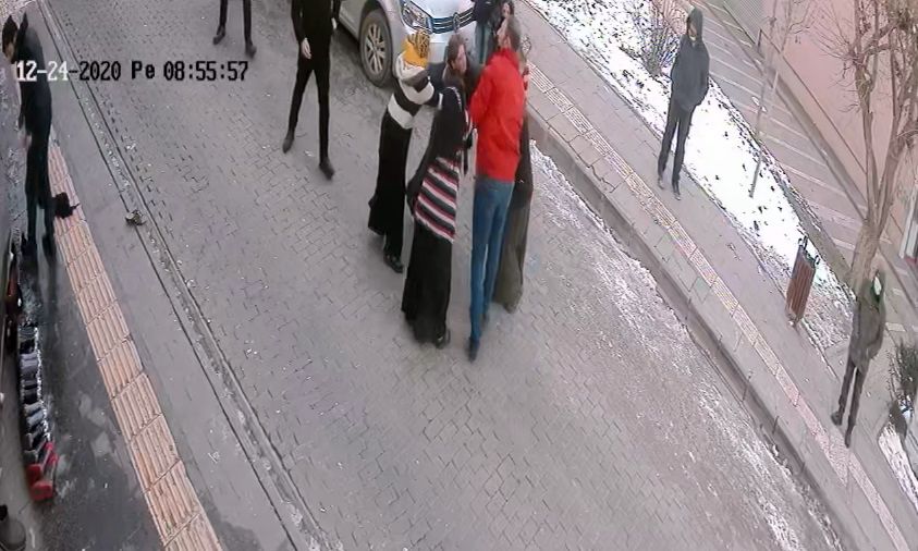 Sokak ortasında saç koparan kavga! 4