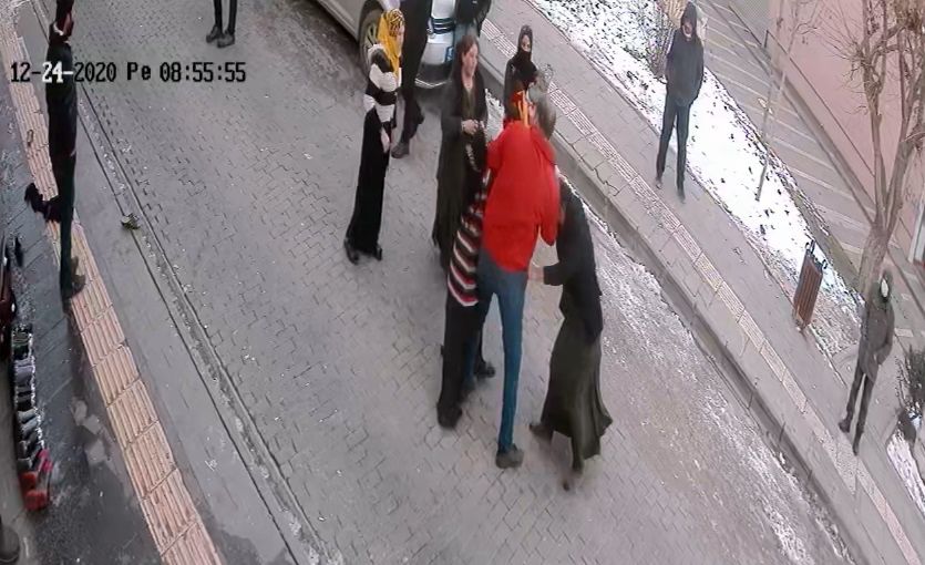 Sokak ortasında saç koparan kavga! 3