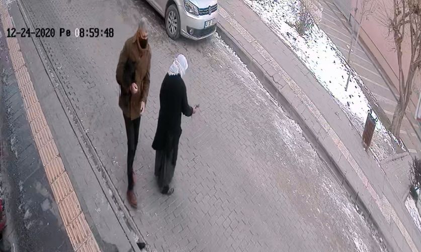 Sokak ortasında saç koparan kavga! 5