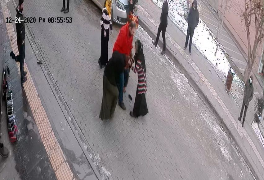 Sokak ortasında saç koparan kavga! 1